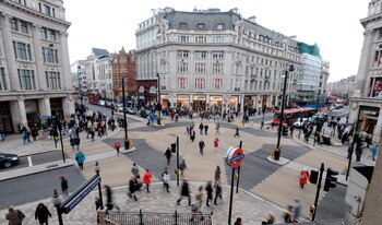 Traseuntes caminan por Oxford Street,