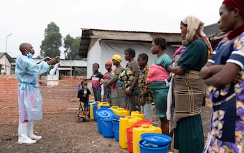 Heritier Bwira, un sanitario congoleño, orienta a familiares y pacientes dados de alta sobre las medidas higiénicas que deben seguir tras recuperarse (REUTERS/Arlette Bashizi)