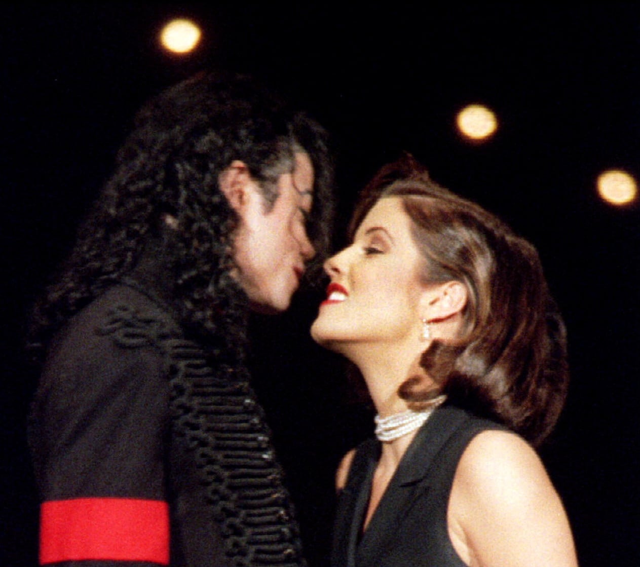 La relación entre Michael Jackson y Lisa Marie Presley incluyó momentos icónicos como su beso en los MTV Video Music Awards de 1994 y su aparición en el video