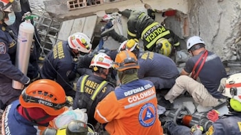 Rescataron con vida a una pareja atrapada bajo los escombros de un edificio que colapsó en Pereira tras el terremoto del 10 de agosto
