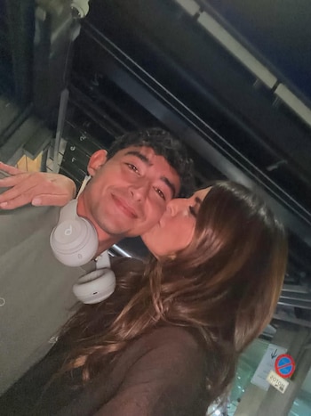 Nuria Roca recibe a su hijo Juan del Val tras 'Supervivientes' (Instagram)