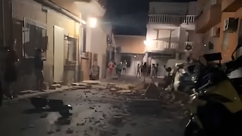 El terremoto de Granada, en imágenes: desprendimientos, fachadas dañadas y una noche de alerta y al raso para numerosos vecinos