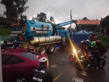 Tractocamión varado en la Calle