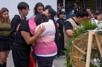 Compañeros de la UAEM exigieron justicia y pidieron una investigación inmediata, exhaustiva y con perspectiva de género por el asesinato de Claudia Tacoronte. EFE/Tony Rivera
