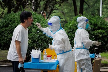 “El virus se propaga rápidamente porque estos lugares de entretenimiento son en su mayoría interiores y cerrados, con movimiento frecuente de personas, altas concentraciones de personas y medidas de protección personal inadecuadas”, dijo Zhao Dandan, subdirector de la comisión municipal de salud de Shanghái. REUTERS/Thomas Peter