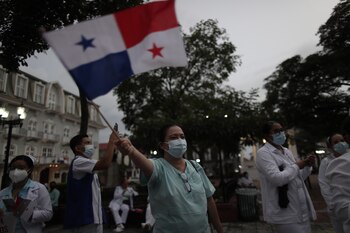 Cientos de enfermeras participan hoy, en una marcha hacia la Presidencia de la República, en protesta por el incumplimiento de promesas salariales, en Ciudad de Panamá (Panamá). EFE/ Bienvenido Velasco