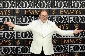 La segunda nominación al Emmy de Stephen Root llegó por su papel de Wick en La maldición de Widow's Bay, la serie de Apple TV+ protagonizada por Matthew Rhys (REUTERS/Mike Blake)
