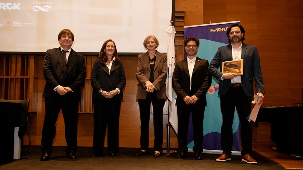 El presidente del CONICET, Daniel Salamone; la Secretaria de Innovación, Ciencia y Tecnología, Adriana Baravalle la Embajadora de la República Federal de Alemania, Catalina Cullas; el director general del Grupo Merck en Argentina Marcelo Ponte y el investigador Héctor Ramiro Quintá
(CONICET)