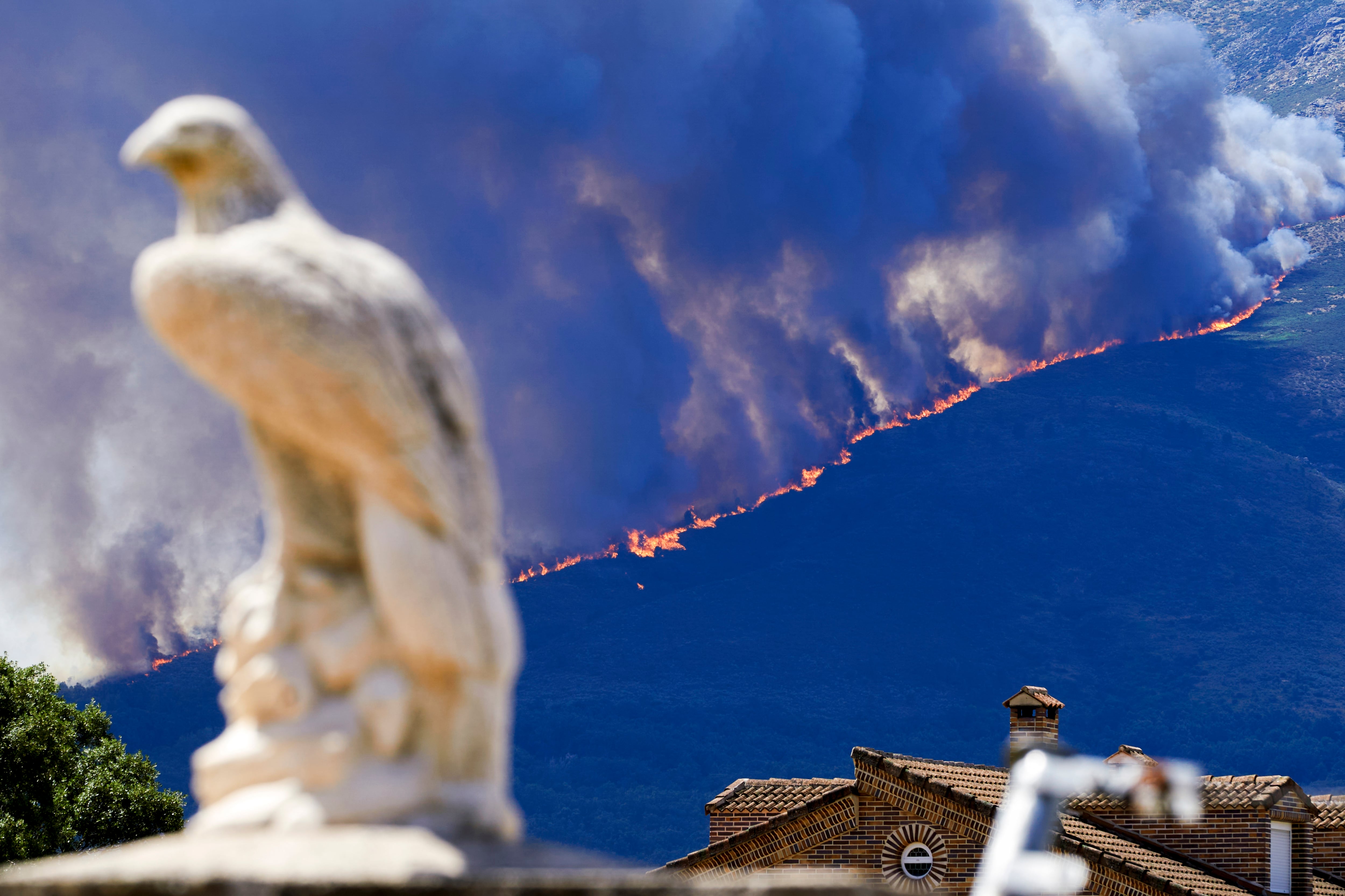 Medios aéreos trabajan en las labores de extinción del incendio entre las localidades abulenses de Burgohondo y Navaluenga. (EFE/Raúl Sanchidrián)