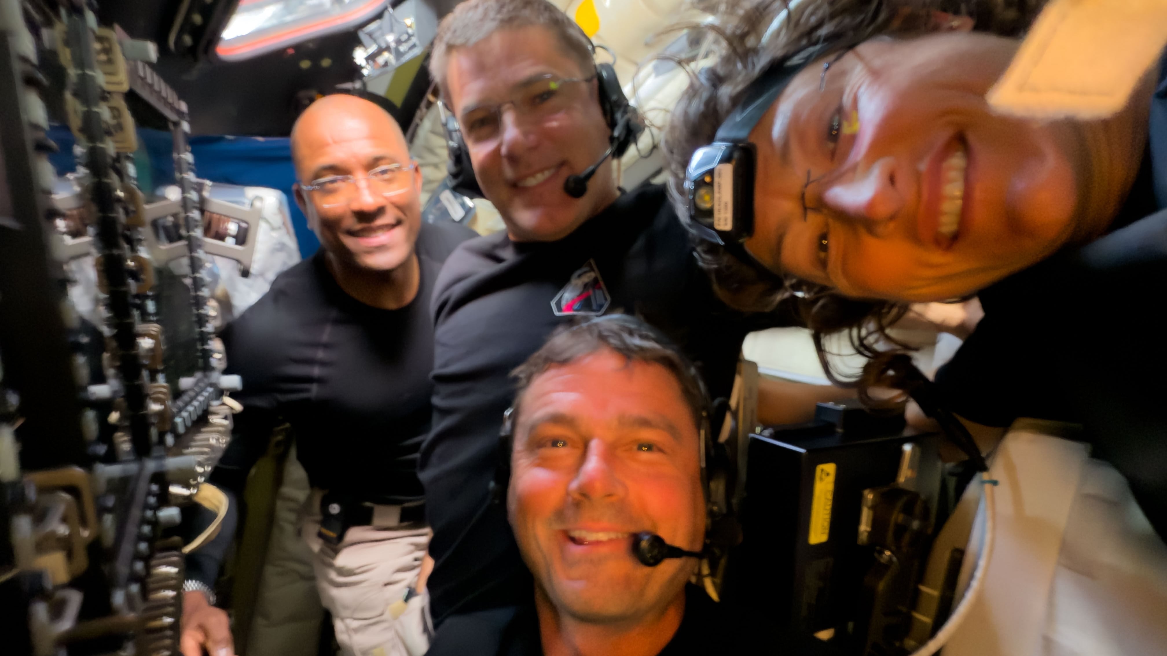 La misión Artemis II logró la primera comunicación directa por radio entre una nave en órbita lunar y la Estación Espacial Internacional, estableciendo un nuevo hito tecnológico (NASA via AP)