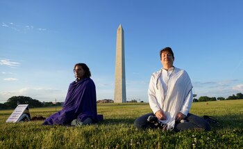Dos personas meditan en Washington