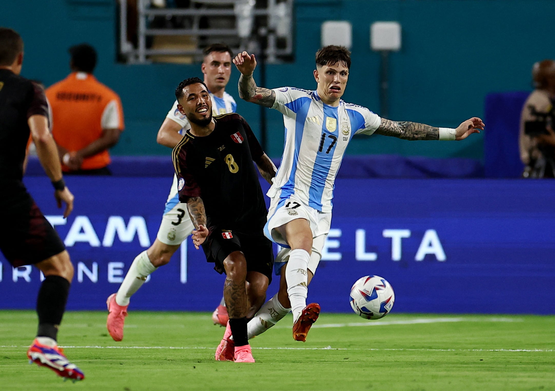 Alejandro Garnacho con la pelota en una de sus participaciones con Argentina en la Copa América 2024, donde fue campeón (REUTERS/Agustin Marcarian)