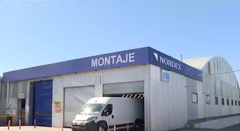 Nordex, la fábrica uruguaya donde se adapta el papamóvil de León XIV (Captura Telemundo/Canal 12)