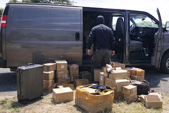En la unidad había 187 mil dólares y más de 209 mil pesos en efectivo escondidos en cajas. (Imagen potenciada con IA | FGR)