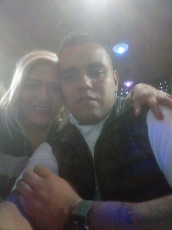 Patricia junto a su hijo