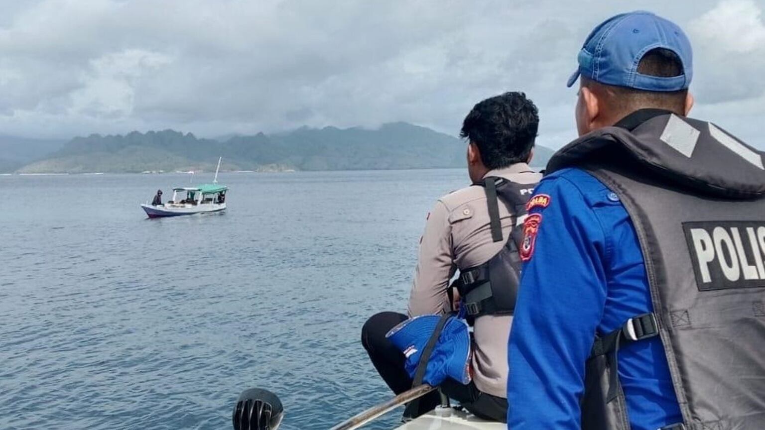 Imagen de la búsqueda de los desaparecidos en Indonesia. / Familiares de los desaparecidos