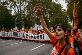 Manifestación convocada por el Sindicato de Inquilinas para denunciar la caída de los decretos de la vivienda y reclamar una rebaja del 50 % en los alquileres, la exigencia de contratos indefinidos y también la expropiación de las viviendas a los fondos buitres, mientras llama a la huelga general, este sábado. EFE/ Daniel Gonzalez
