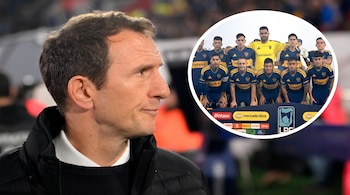 Un hombre de perfil con chaqueta negra y camisa blanca. Círculo con diez futbolistas de Boca Juniors y un portero de amarillo posando.