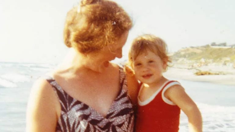 Claire en brazos de su mamá cuando era apenas una nena (Policía San Diego, California)