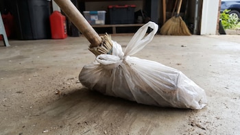 Poner una bolsa de plástico en la escoba antes de barrer: así le puede ayudar este sencillo truco