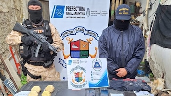Encontraron cuatro lingotes de oro dentro del depósito de un inodoro en Santa Cruz: están valuados en $1.200 millones