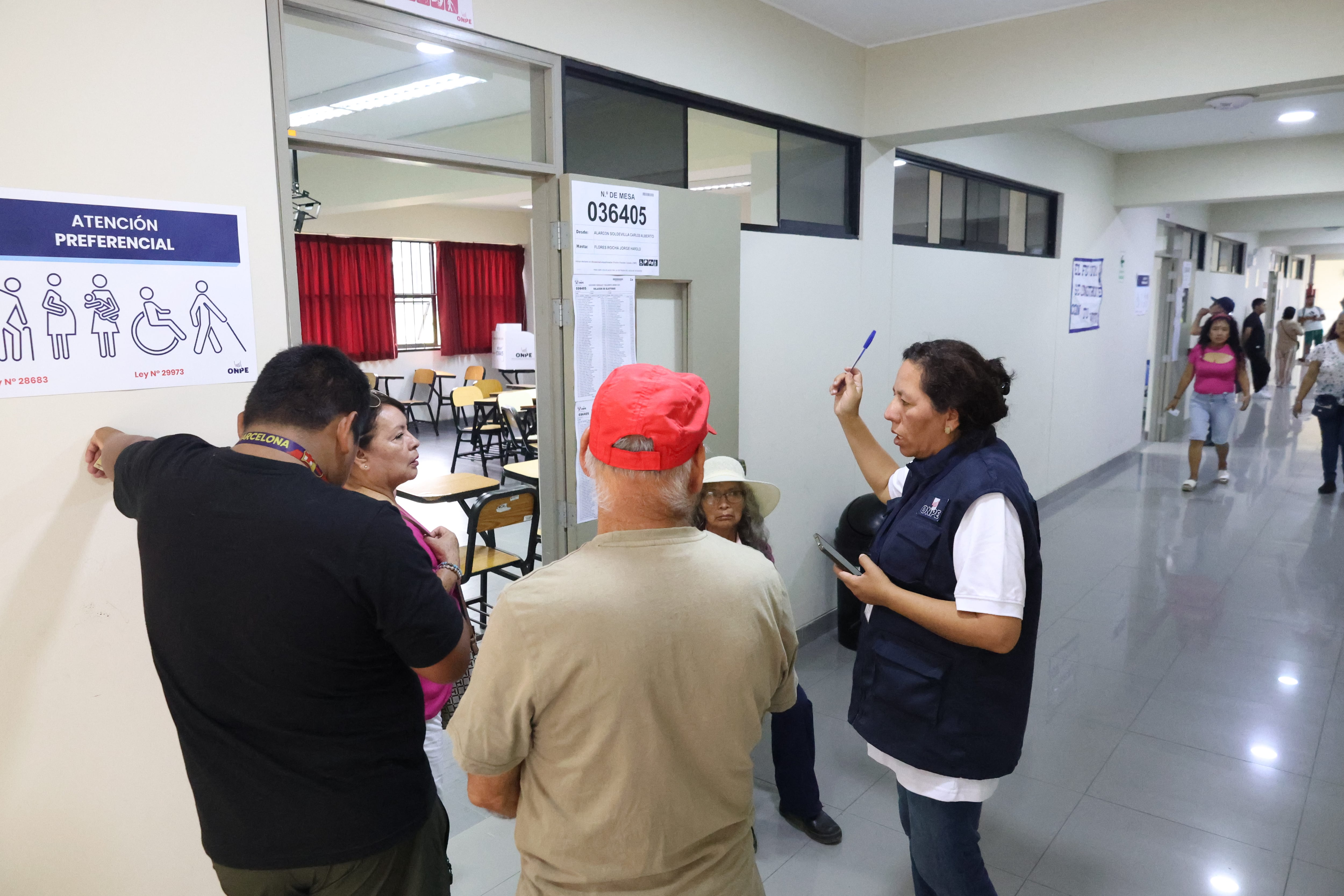 Votantes experimentan demoras en las mesas de sufragio de la Universidad Católica, mientras personal de ONPE brinda información durante las Elecciones 2026. (Paula Díaz Elizalde)