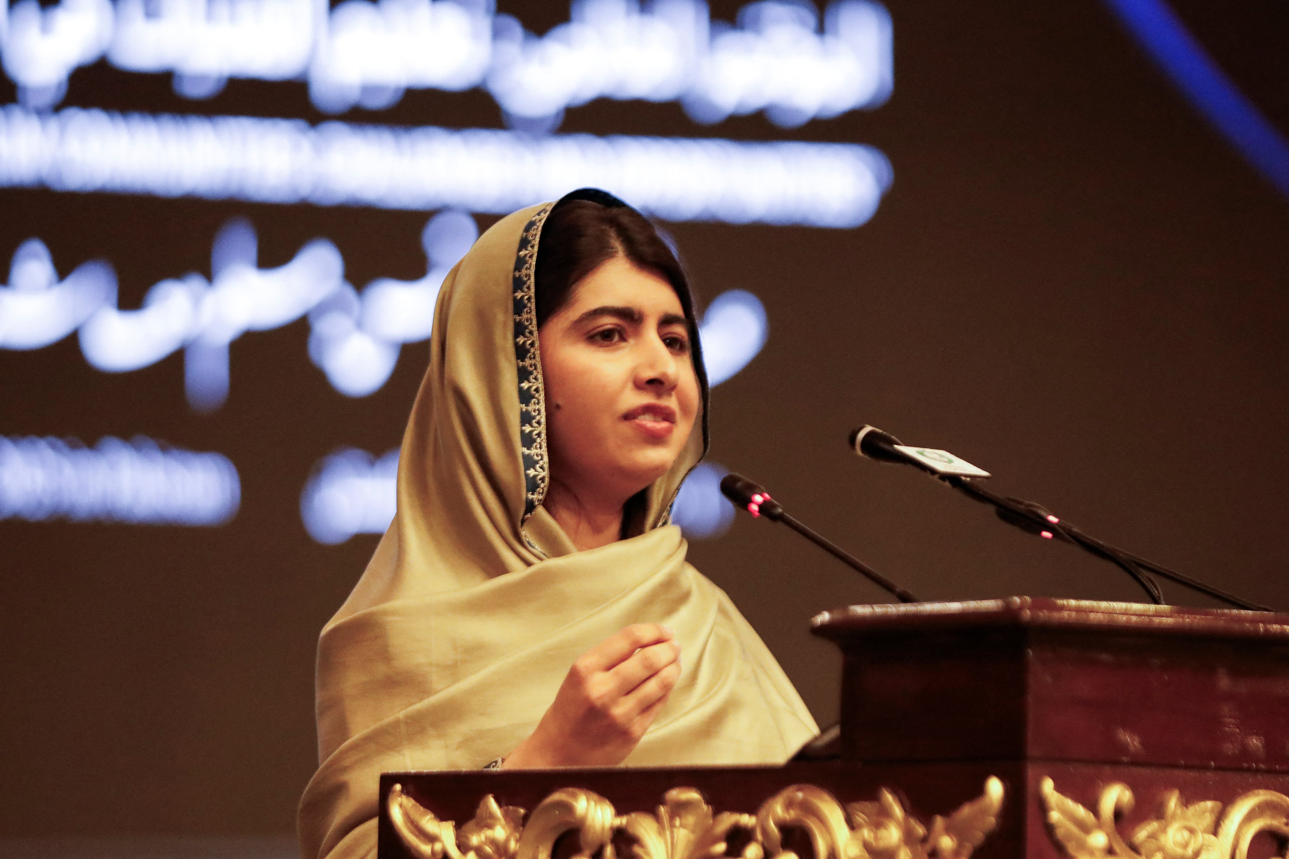 “Leer un libro sola en su habitación es un acto de resistencia para una niña afgana”, sostiene Malala Yousafzai, activista paquistaní y Nobel de la Paz (Foto: REUTERS/Salahuddin)
