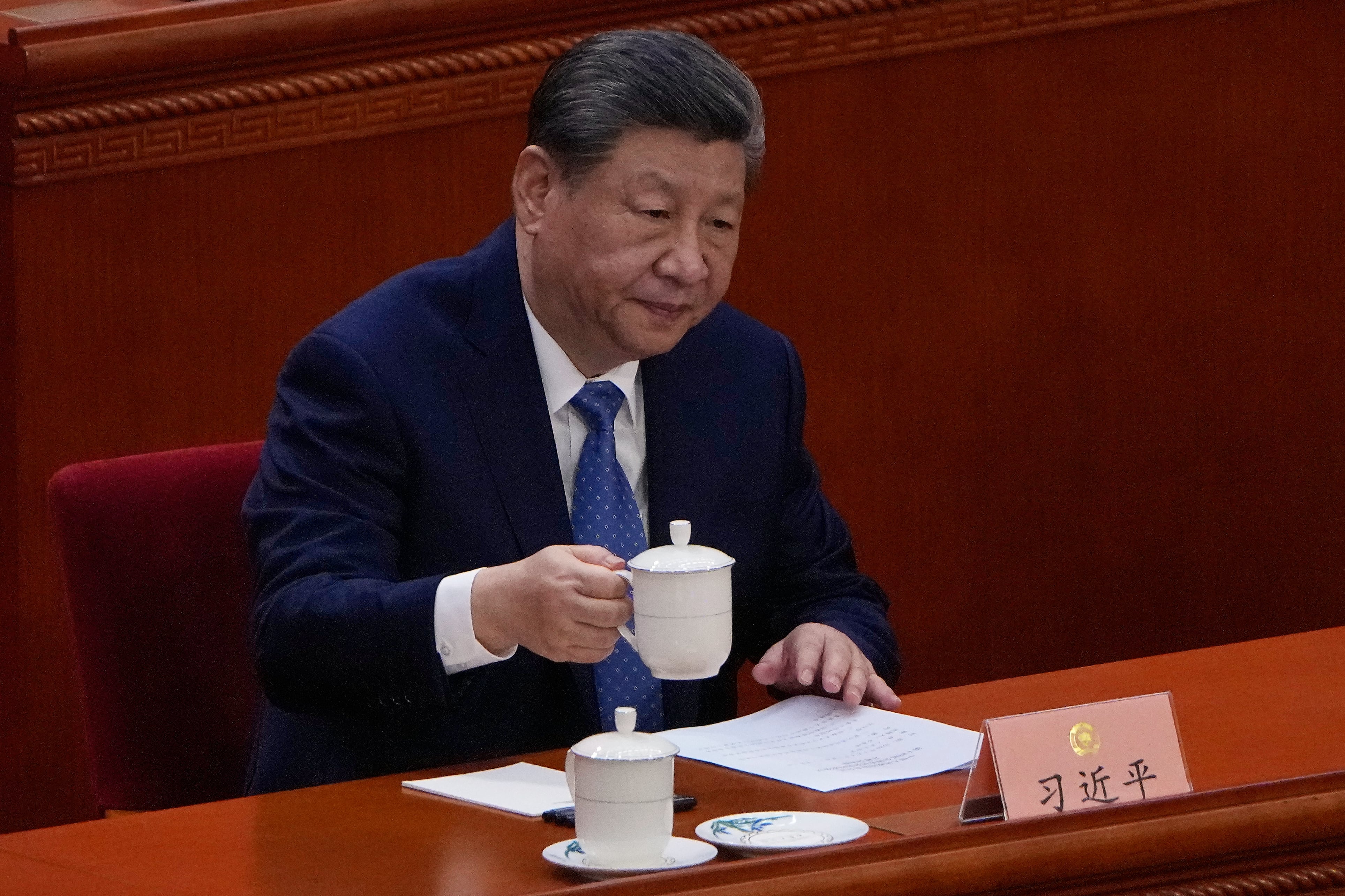 El jefe del régimen chino Xi Jinping sostiene una taza de té durante la inauguración de la Conferencia Política Popular de China, el miércoles 4 de marzo de 2026, en Beijing (AP)