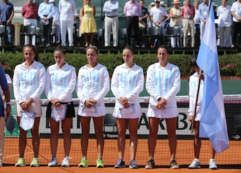 María José Gaidano y las jugadoras argentinas en la serie ante Japón por la Fed Cup (Crédito: Prensa AAT)