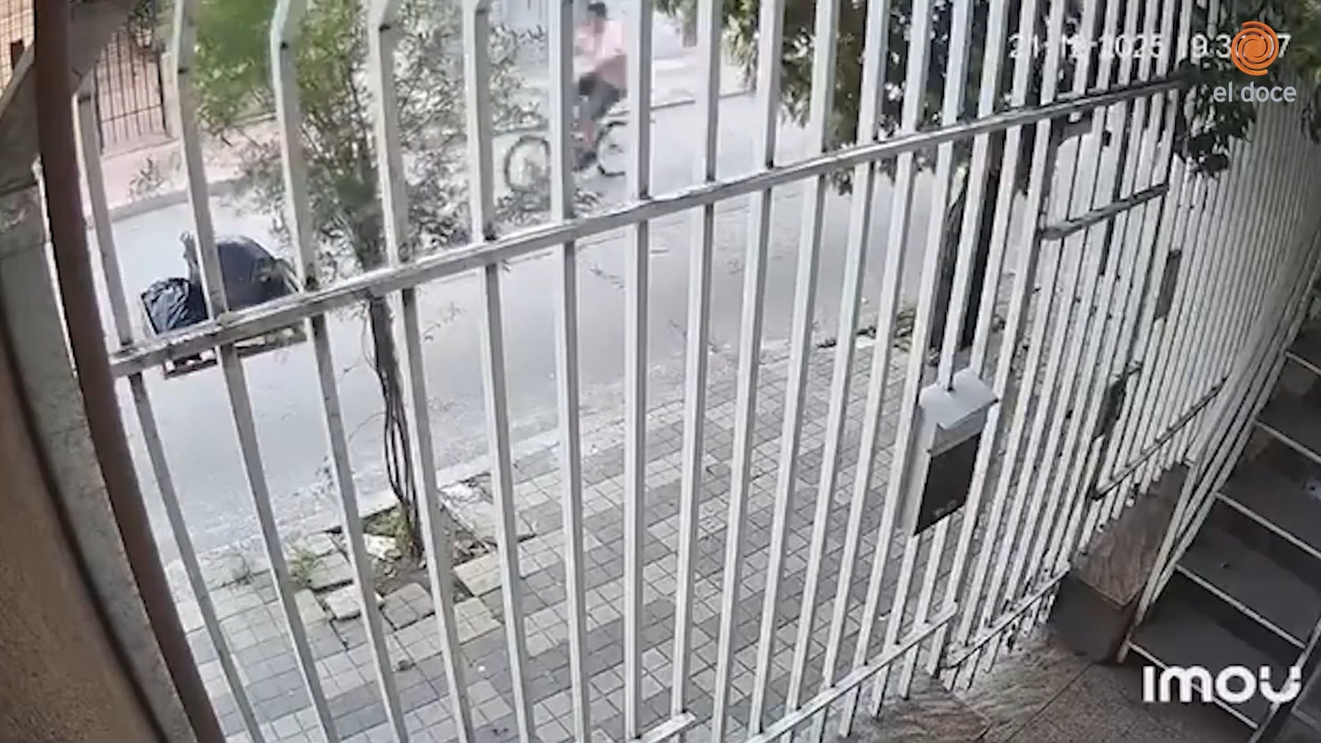 El ladrón huye con la bicicleta que le robó a un niño, mientras es captado por una cámara de seguridad