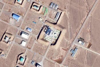 Estos fueron los daños en un gran edificio del Centro Espacial Shahroud de la Guardia Revolucionaria en la provincia iraní de Semnan (Planet Labs PBC via AP)