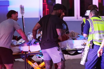 Los trabajadores de emergencia transportan