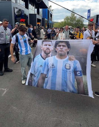 Franco Colapinto llegó con una bandera de Argentina al circuito capturas