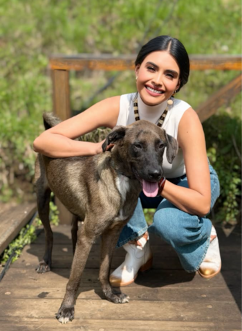 La presentadora Kristal Silva también compartió momentos de convivencia directa con el canino fuera de cámaras.