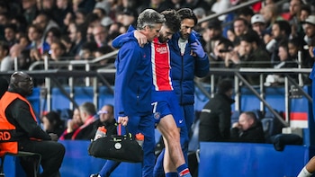 El extremo del PSG Khvicha Kvaratskhelia sufre una rotura del ligamento cruzado anterior de la rodilla derecha