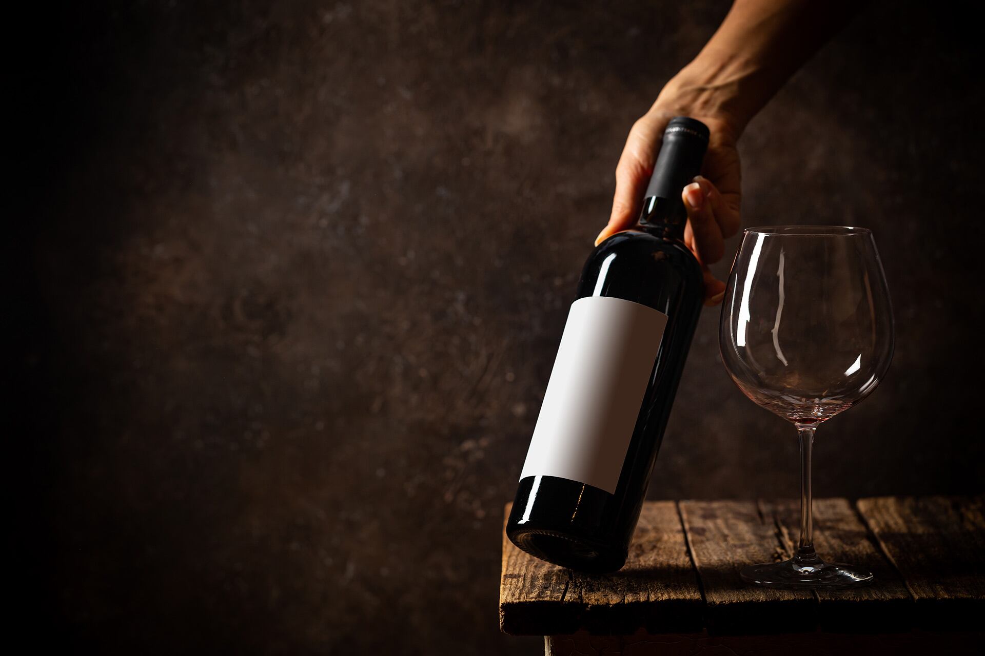 El precio y la etiqueta pueden anticipar la capacidad de guarda de un vino tinto (Freepik)