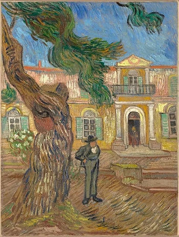 Pintura al óleo muestra un edificio de color ocre, un árbol de tronco grueso a la izquierda y un hombre de pie con sombrero. Cielo azul