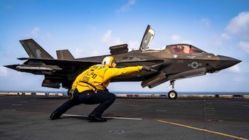 Marineros y marines de EE. UU. a bordo del USS Tripoli (LHA 7) realizan operaciones de vuelo mientras el buque de asalto anfibio atraviesa el mar Arábigo (@CENTCOM)