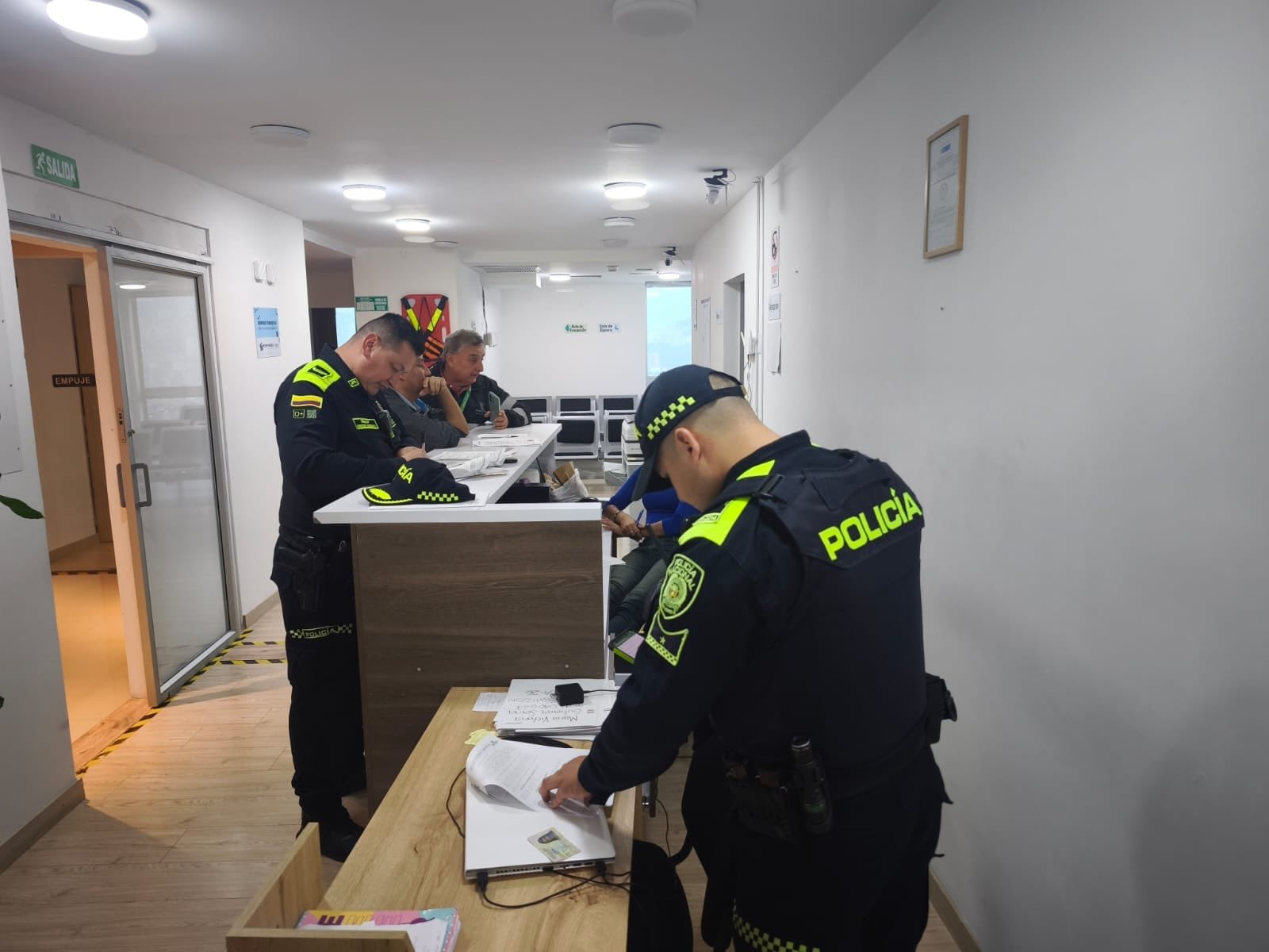 La intervención incluyó la inspección de la Secretaría de Seguridad y la Policía, confirmando la ausencia de documentos legales para operar la IPS - crédito @ManuelVillaMe / X