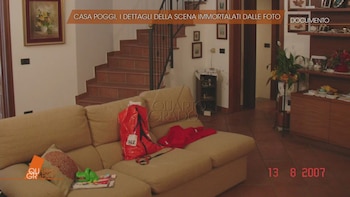 Interior de la casa de la familia Poggi en Garlasco, donde fue asesinada Chiara Poggi en 2007. El gato de la familia quedó suelto durante el operativo inicial, uno de los errores que contaminaron la escena del crimen. (Captura de pantalla/Mediaset)