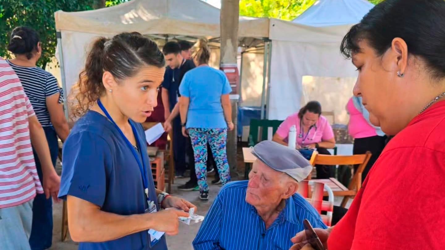 Paula Pareto asiste a un adulto mayor durante su viaje solidario de salud en Chaco como parte de una iniciativa comunitaria