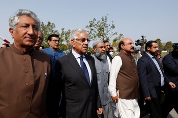 Los legisladores paquistaníes de la oposición unida caminan hacia el edificio del parlamento para emitir su voto sobre una moción de censura para derrocar al primer ministro Imran Khan, en Islamabad. REUTERS/Akhtar Soomro