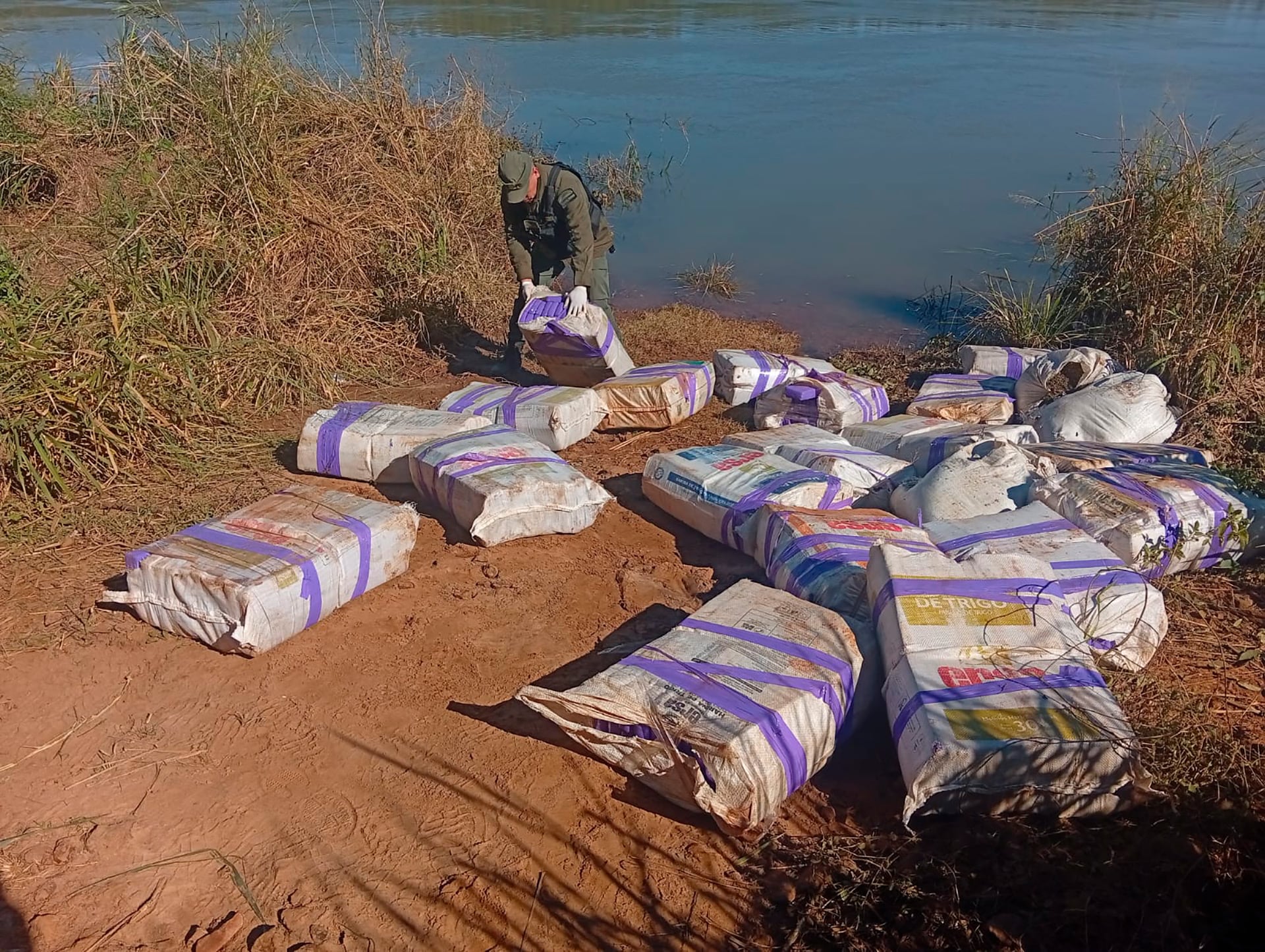 Los paquetes con marihuana abandonados en la costa del río Paraná