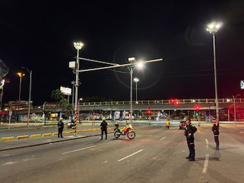 Así fue la reacción oportuna de la Policía Metropolitana y las unidades del UNDMO para evitar que la cámara de foto-detección ubicada en el sector de La Luna fuera vandalizada. - crédito @AlcaldiaDeCali/X