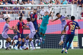 El portero del Athletic, Álex Padilla (3-d), despeja un balón durante el partido de Liga en Primera División que FC Barcelona y Athletic Club disputan este sábado en el Estadio Olímpico Lluis Companys. EFE/Quique García