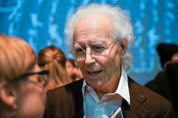 Luciano Benetton habla con invitados