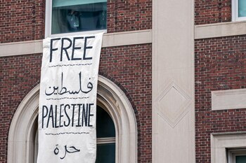 Una persona colgó una pancarta