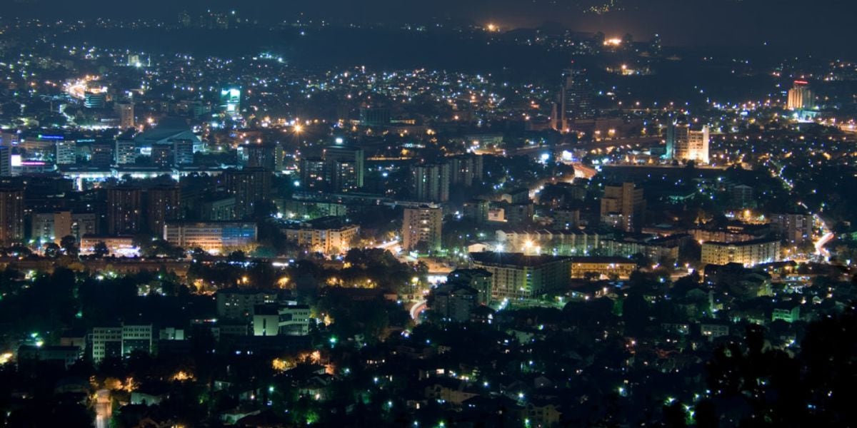 Skopje combina historia y vida nocturna en un vibrante mosaico urbano (Wikipedia)
