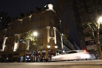 Las fachadas de una docena de edificios de más de cien años de antigüedad situados sobre la porteña Avenida de Mayo están siendo restaurados e iluminados con lámparas LED, como parte de una serie de trabajos destinados a recuperar el eje urbanístico entre la Plaza de Mayo y la Plaza del Congreso