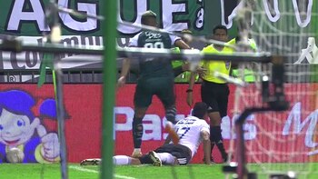 Teo Gutiérrez fue expulsado por pisar a un rival y alcanzó un récord de rojas en el fútbol colombiano